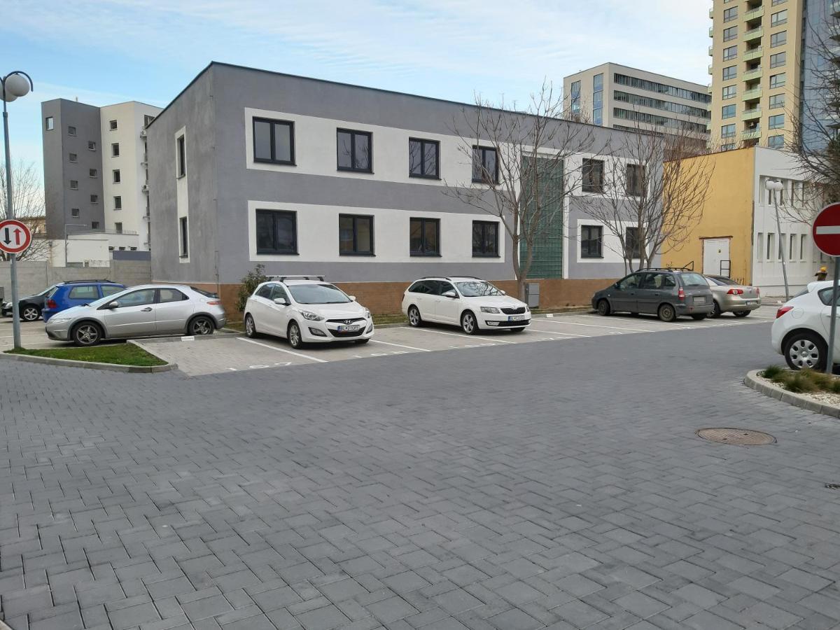 Living Bratislava & Bus Station & Mlynske Nivy Διαμέρισμα Εξωτερικό φωτογραφία